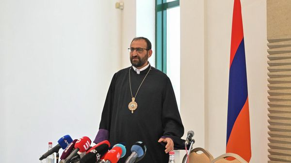 Архиепископ Аршак Хачатрян перед началом пресс-конференции (1 декабря 2025). Эчмиадзин - Sputnik Армения