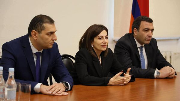 Անահիտ Ավանեսյանը Հոգեկան առողջության պահպանման ազգային կենտրոնի թիմին է ներկայացրել տնօրենի ժամանակավոր պաշտոնակատար Արտակ Ջումայանին - Sputnik Արմենիա