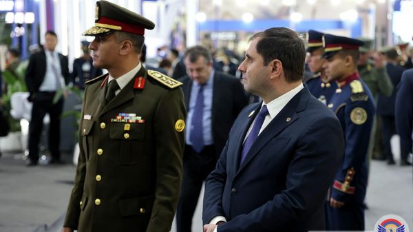 Министр обороны Сурен Папикян после церемонии открытия международной выставки EDEX 2025 осмотрел выставочные павильоны (1 декабря 2025). Каир - Sputnik Армения