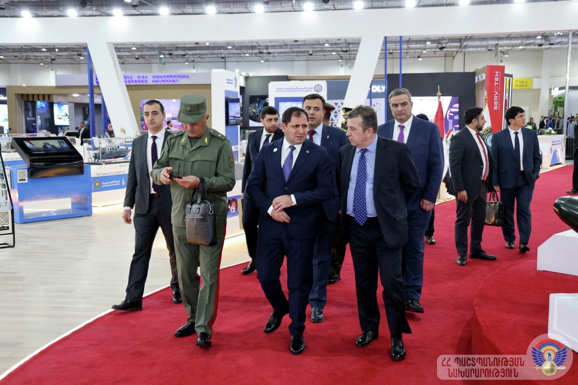 Министр обороны Сурен Папикян после церемонии открытия международной выставки EDEX 2025 осмотрел выставочные павильоны (1 декабря 2025). Каир - Sputnik Армения, 1920, 01.12.2025