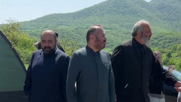 Предстоятели Арагацотнской и Араратской епархий ААЦ епископы Геворк Сароян и Мкртыч Прошян (движение Национальный фронт) и архиепископ Баграт Галстанян в Киранце - Sputnik Армения