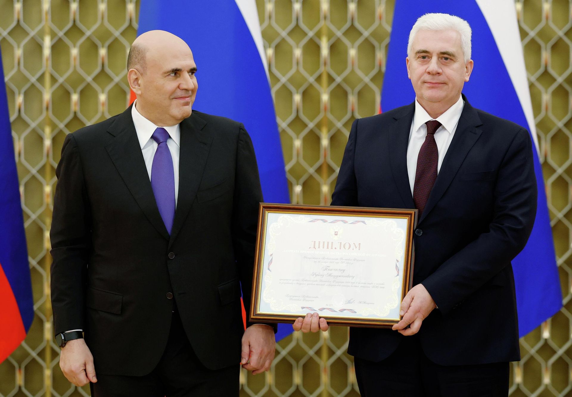 Председатель правительства РФ Михаил Мишустин и лауреат премии правительства РФ 2025 года в области науки и техники генеральный директор компании Атомэнергопроект Рубен Топчиян (2 декабря 2025). Москвa - Sputnik Արմենիա, 1920, 02.12.2025