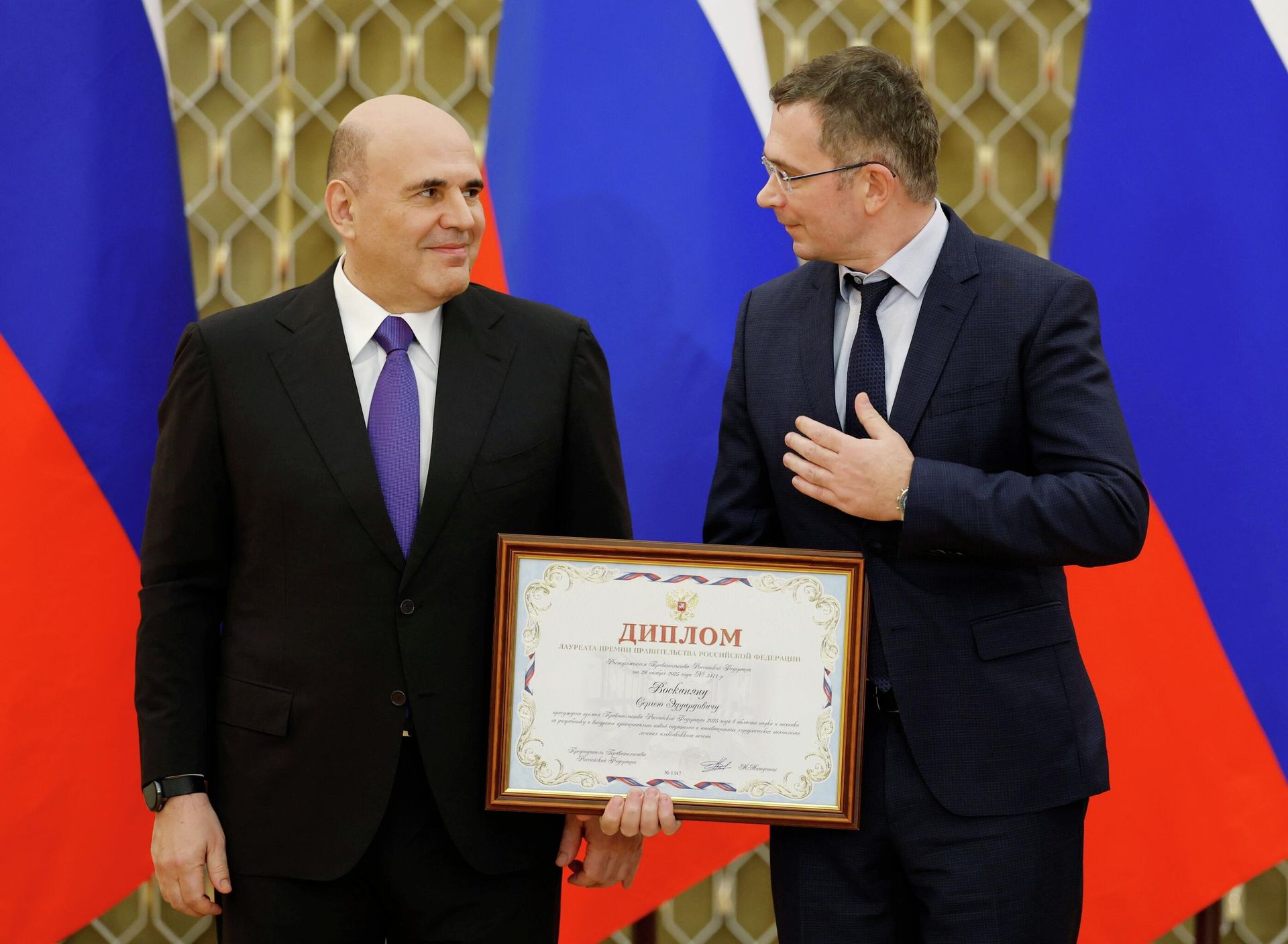 Председатель правительства РФ Михаил Мишустин и лауреат премии правительства РФ 2025 года в области науки и техники зам. главврача по хирургической помощи - руководитель Центра хирургии и трансплантологии имени А. И. Бурназяна Сергей Восканян (2 декабря 2025). Москвa - Sputnik Արմենիա, 1920, 02.12.2025