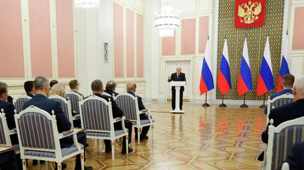 Председатель правительства РФ Михаил Мишустин выступает на церемонии вручения премий правительства РФ за 2025 год в области науки и техники (2 декабря 2025). Москвa - Sputnik Армения