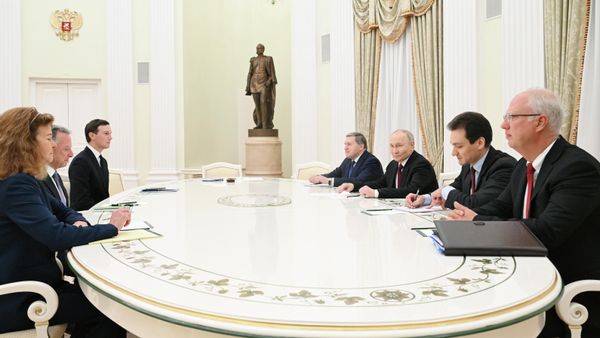 Президент РФ Владимир Путин и спецпосланник президента США Стивен Уиткофф во время встречи (2 декабря 2025). Москвa - Sputnik Армения