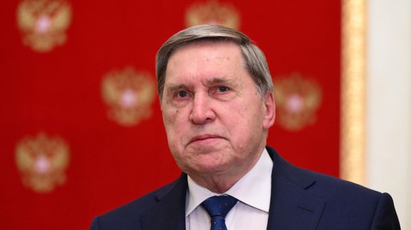 Помощник президента РФ Юрий Ушаков отвечает на вопросы журналистов во время пресс-подхода после встречи президента РФ и спецпосланника президента США (2 декабря 2025). Москвa - Sputnik Армения