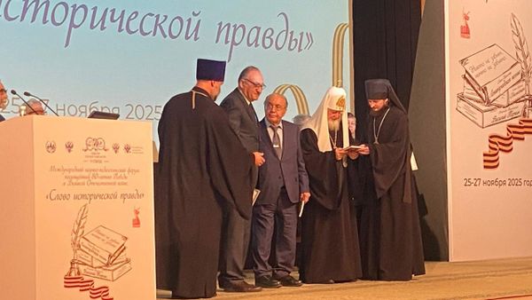 Преподаватель ереванского филиала МГУ Степан Степанянц получил признание на международном конкурсе о памяти Великой Победы (26 ноября 2025). Москвa - Sputnik Армения