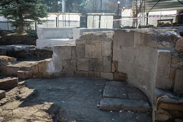 Раскопки церкви, обнаруженной на территории монастырского комплекса Кечарис Раскопки церкви, обнаруженной на территории монастырского комплекса Кечарис - Sputnik Армения