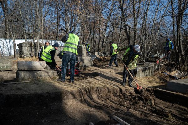 Раскопки церкви, обнаруженной на территории монастырского комплекса Кечарис Раскопки церкви, обнаруженной на территории монастырского комплекса Кечарис - Sputnik Армения