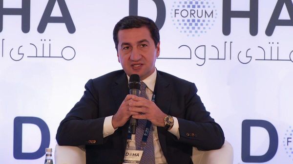 Помощник президента Азербайджанa Хикмет Гаджиев во время панельной дискуссии Долгосрочный мир между Арменией и Азербайджаном: Вашингтонское соглашение и общее будущее в рамках Doha Forum 25 (6 декабря 2025). Доха - Sputnik Армения