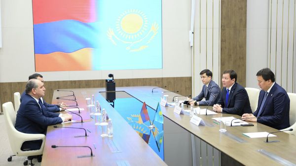 Посол Армении в Казахстане Армен Гевондян встретился с акимом Актюбинской области Казахстана Асхатом Шахаровым (7 декабря 2025). Казахстан - Sputnik Армения