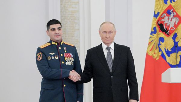 Президент РФ Владимир Путин вручил медаль Золотая Звезда Героя Российской Федерации капитану Сергею Терзияну на торжественном мероприятии по случаю празднования Дня Героев Отечества (9 декабря 2025). Москвa - Sputnik Армения