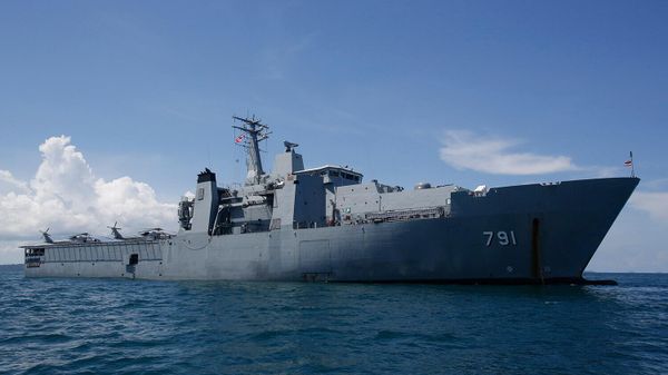 Корабль HTMS Angthonga Королевского военно-морского флота Таиланда стоит на якоре недалеко от глубоководного порта в провинции Пхукет, Таиланд. - Sputnik Армения