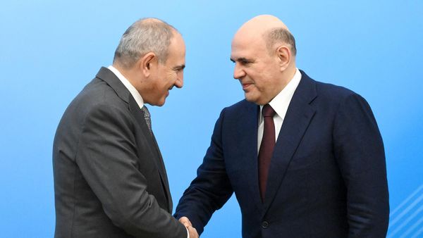 Председатель правительства РФ Михаил Мишустин встречает премьер-министра Армении Никола Пашиняна перед началом заседания Евразийского межправительственного совета (11 декабря 2025). Москвa - Sputnik Армения