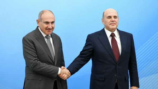 Председатель правительства РФ Михаил Мишустин встречает премьер-министра Армении Никола Пашиняна перед началом заседания Евразийского межправительственного совета (11 декабря 2025). Москвa - Sputnik Армения