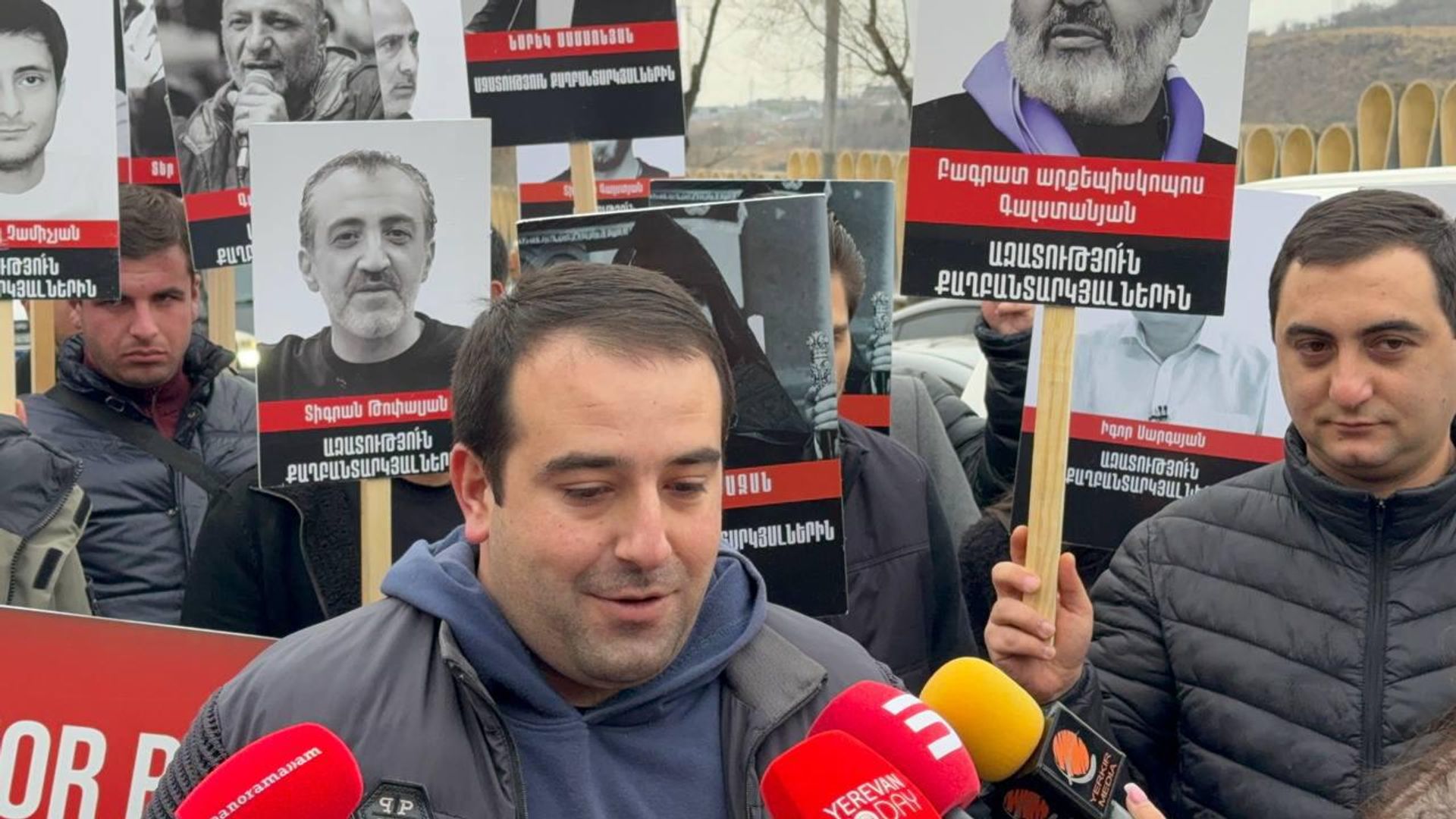 Арменак Григорян во время акции протеста студенческого союза АРФД Никол Агбалян перед ереванским офисом ЕС (15 декабря 2025). Еревaн - Sputnik Армения, 1920, 15.12.2025