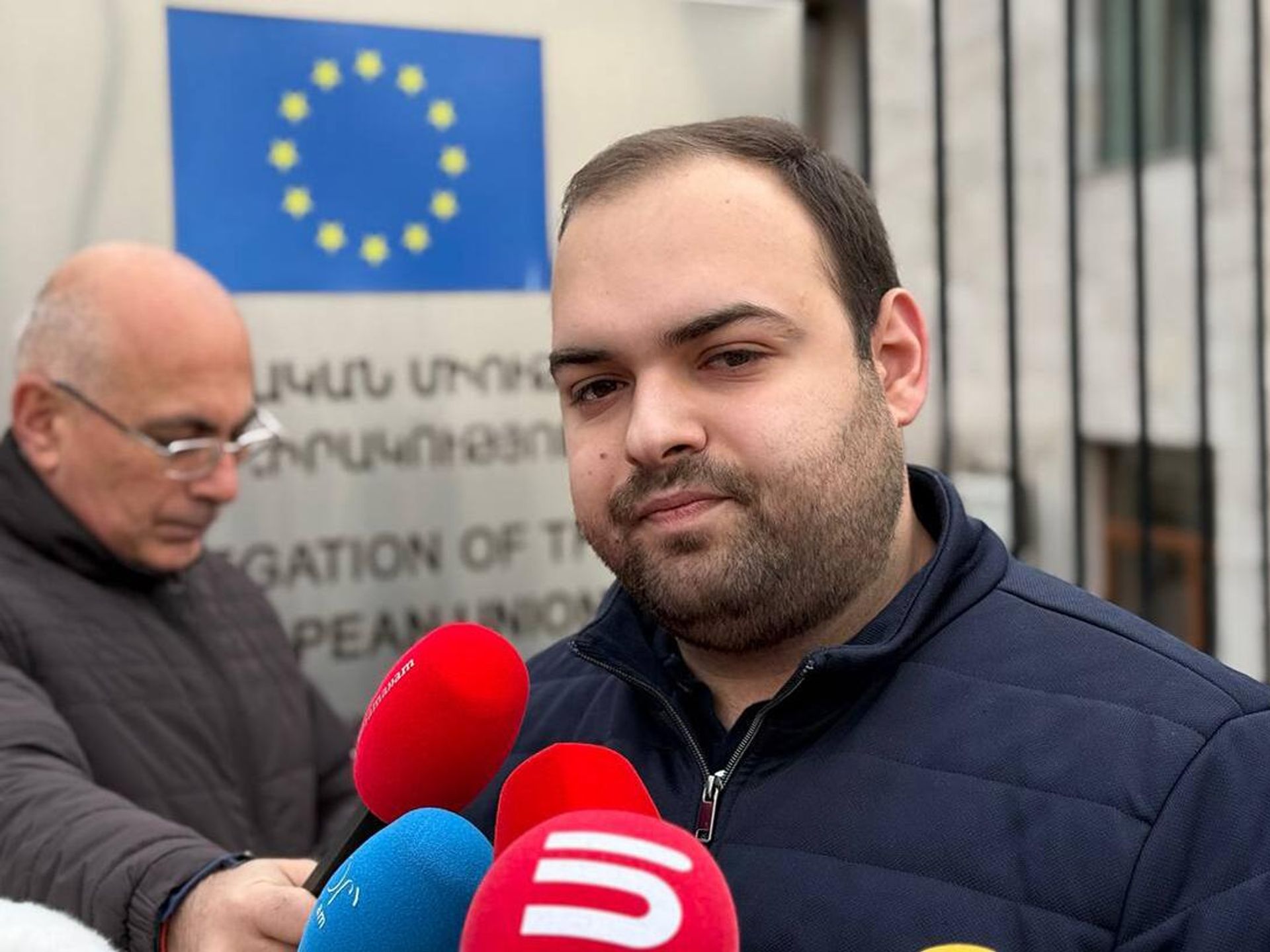 Вардан Галстян во время акции протеста студенческого союза АРФД Никол Агбалян перед ереванским офисом ЕС (15 декабря 2025). Еревaн - Sputnik Армения, 1920, 15.12.2025