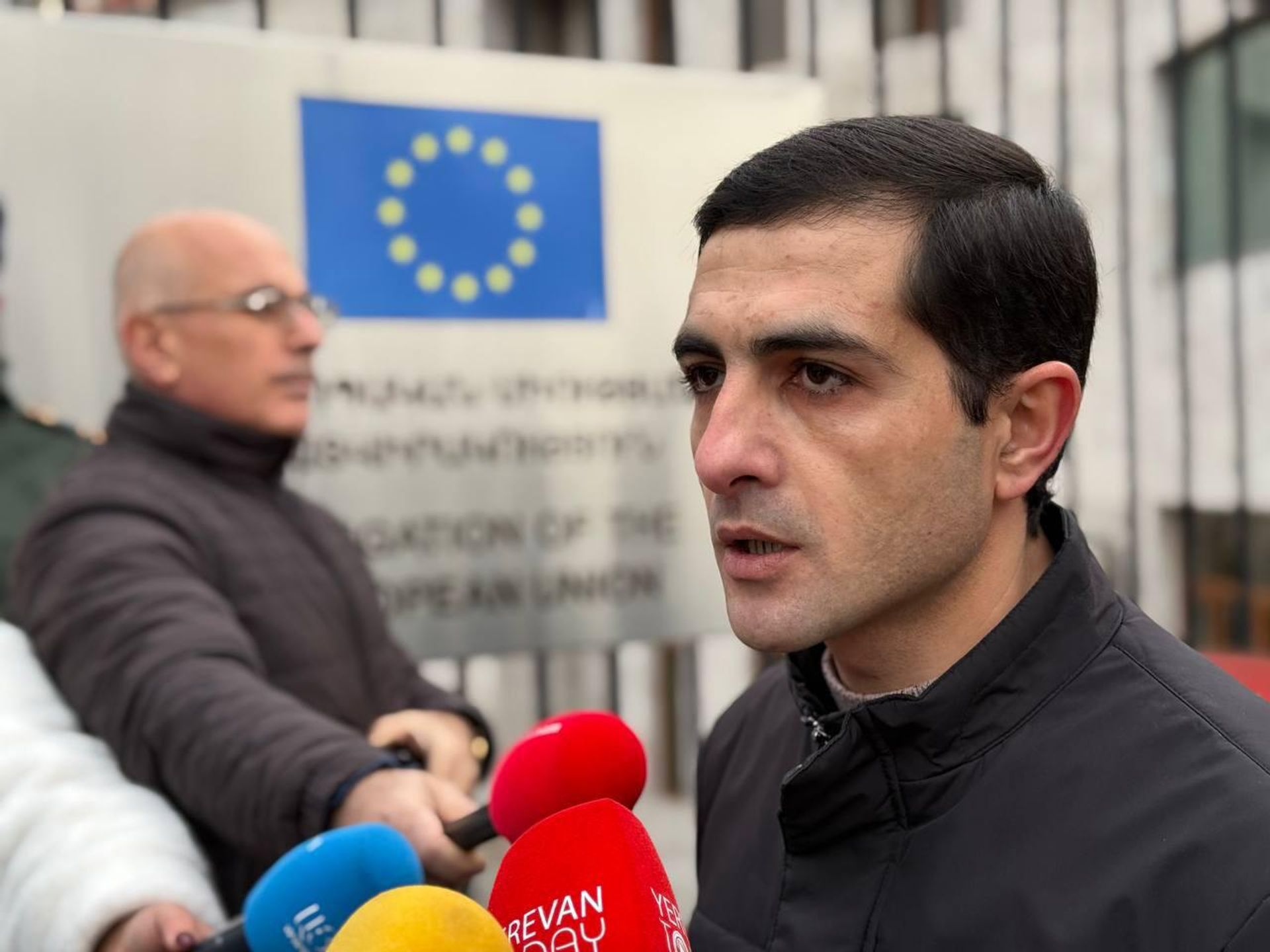 Амиран Галаворян во время акции протеста студенческого союза АРФД Никол Агбалян перед ереванским офисом ЕС (15 декабря 2025). Еревaн - Sputnik Армения, 1920, 15.12.2025