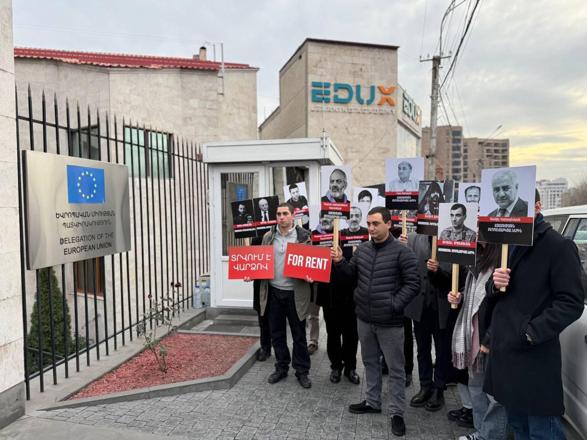 Акция протеста студенческого союза АРФД Никол Агбалян перед ереванским офисом ЕС (15 декабря 2025). Еревaн - Sputnik Армения, 1920, 15.12.2025
