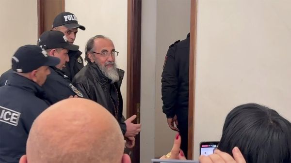 Предводитель Ширакской епархии архиепископ Микаэл Аджапахян покидает зал по окончании судебного заседания (15 декабря 2025). Еревaн - Sputnik Армения