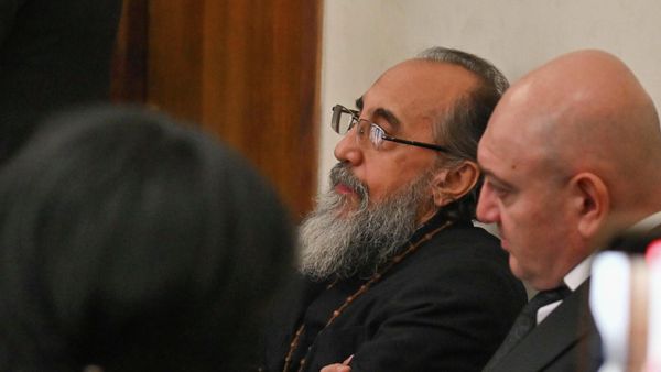 Предводитель Ширакской епархии архиепископ Микаэл Аджапахян во время судебного заседания (15 декабря 2025). Еревaн - Sputnik Армения