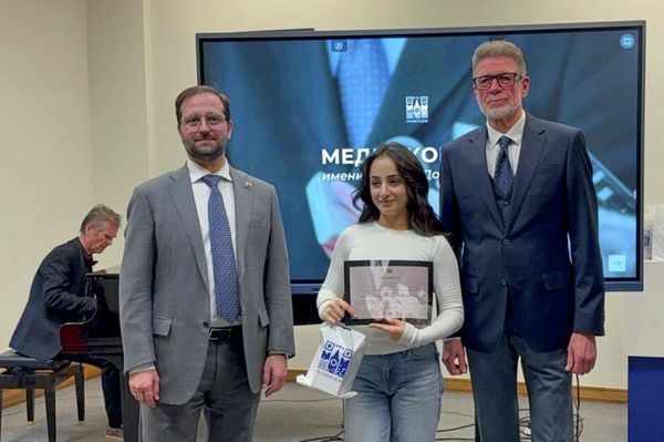 Советник-посланник посольства РФ Максим Селезнев и представитель ГК &quot;Росатом&quot; Вячеслав Прошкин на церемонии награждения победителей &quot;Медиаконкурса имени Ф. М. Достоевского&quot; (15 декабря 2025). Еревaн - Sputnik Армения
