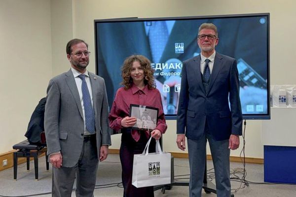 Советник-посланник посольства РФ Максим Селезнев и представитель ГК &quot;Росатом&quot; Вячеслав Прошкин на церемонии награждения победителей &quot;Медиаконкурса имени Ф. М. Достоевского&quot; (15 декабря 2025). Еревaн - Sputnik Армения