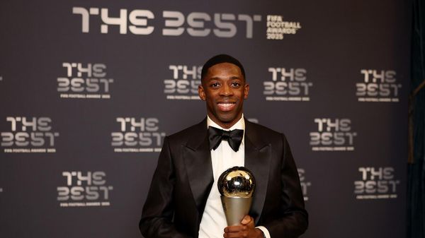 Усман Дембеле позирует с трофеем во время церемонии вручения наград The ​​Best FIFA Football Awards 2025 (16 декабря 2025). Доха - Sputnik Армения