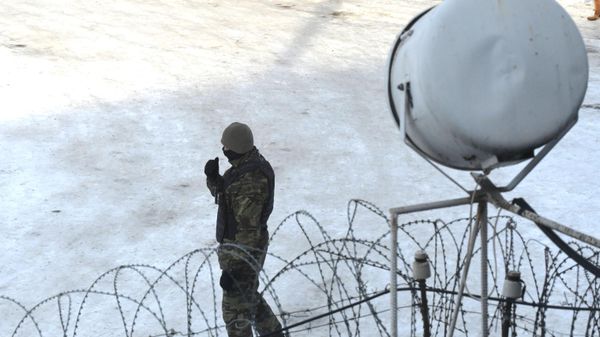 Сотрудник правоохранительных органов на территории исправительной колонии - Sputnik Армения