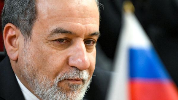 Министр иностранных дел Ирана Сейед Аббас Аракчи на встрече с представителями Госдумы РФ и Совета Федерации РФ (16 декабря 2025). Москвa - Sputnik Армения