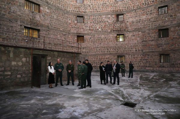 Омбудсмен Анаит Манасян в сопровождении начальника тюрьмы Ваана Насояна осмотрела территорию учреждения, изучила условия содержания лиц, лишенных свободы (18 декабря 2025). Еревaн - Sputnik Армения