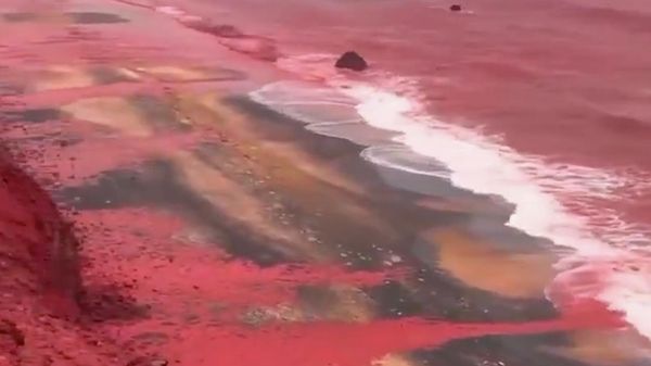  Из-за сильных дождей,вода на пляже острова Ормуз окрасилась в красный цвет - Sputnik Армения