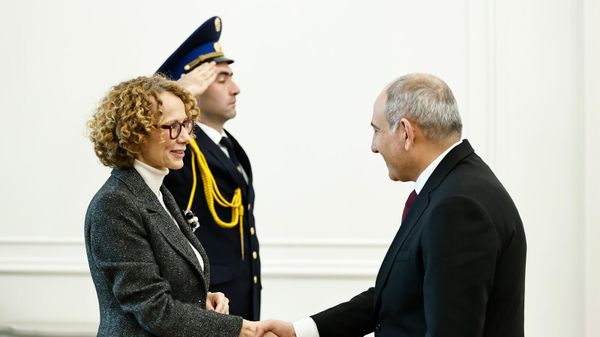 Премьер-министр Никол Пашинян принял заместителя генерального секретаря НАТО Радмилу Шекеринску (18 декабря 2025). Еревaн - Sputnik Армения