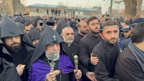 Католикос Гарегин Второй приходит на совместную молитву в Эчмиадзинский кафедральный собор (18 декабря 2025). Эчмиадзин - Sputnik Армения