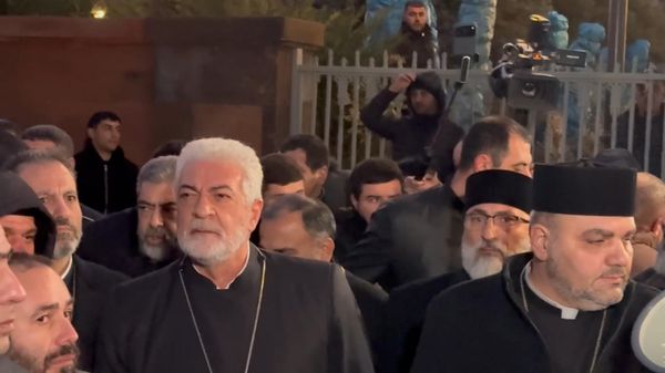Как встретили мятежных иерархов Церкви в Первопрестольном Эчмиадзине - Sputnik Армения
