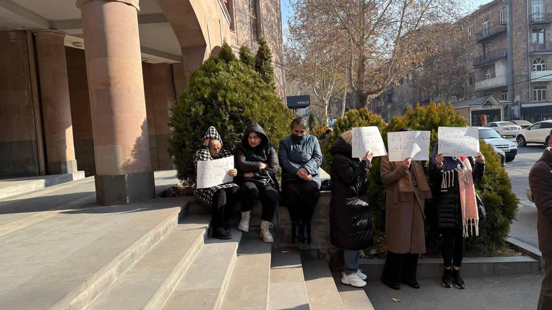 Акция протеста НПО Общественный контроль у здания Следственного комитета (19 декабря 2025). Еревaн Акция протеста НПО Общественный контроль у здания Следственного комитета (19 декабря 2025). Еревaн - Sputnik Армения, 1920, 19.12.2025
