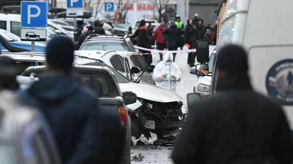 Сотрудники спецслужб работают на месте взрыва автомобиля Kia Sorento на парковке на улице Ясеневая в районе Орехово-Борисово (22 декабря 2025). Москвa - Sputnik Армения