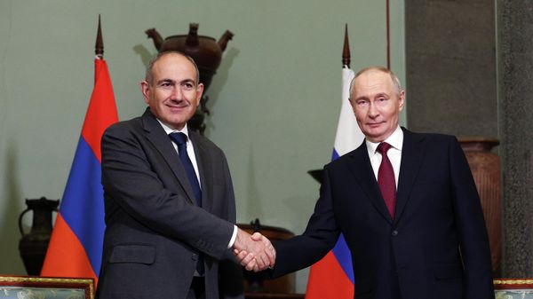 Президент РФ Владимир Путин и премьер-министр Армении Никол Пашинян во время встречи в рамках неформального саммита СНГ (22 декабря 2025). Санкт-Петербург - Sputnik Армения