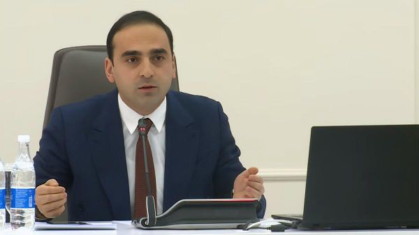 Мэр Еревaна Тигран Авинян во время заседания Совета старейшин (23 декабря 2025). Еревaн - Sputnik Армения