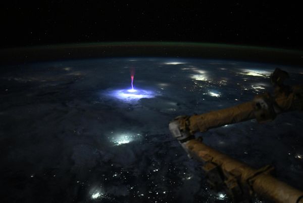 Астронавт NASA Николь Айерс с борта МКС сняла редкий вид молний - спрайт - Sputnik Армения