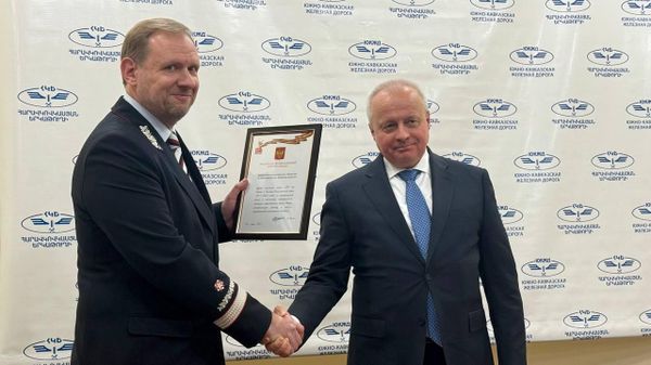 Посол России Сергей Копыркин вручил коллективу компании Южно-Кавказская железная дорога (ЮКЖД) медаль 80 лет Победы в Великой Отечественной войне 1941-1945 годов (23 декабря 2025). Еревaн - Sputnik Армения