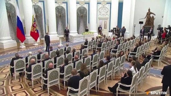 Владимир Путин наградил Орденом За заслуги перед Отечеством третьей степени президента САР Ара Абрамяна - Sputnik Армения