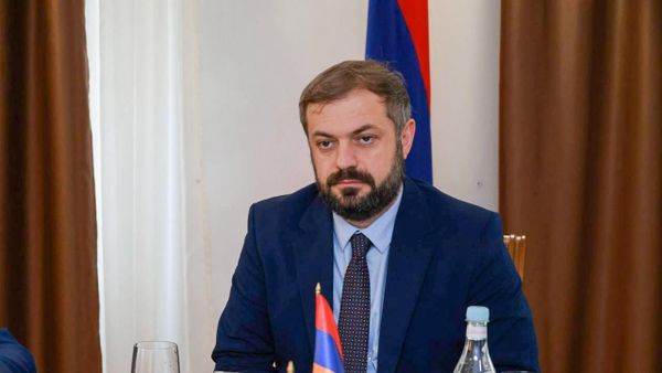 Министр экономики Геворг Папоян принял Чрезвычайного и полномочного посла и почетного консула Израиля (24 декабря 2025). Еревaн - Sputnik Армения