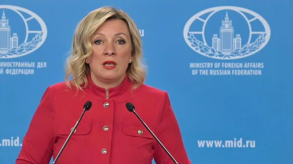 Мария Захарова во время брифинга (18 декабря 2025). Еревaн - Sputnik Армения