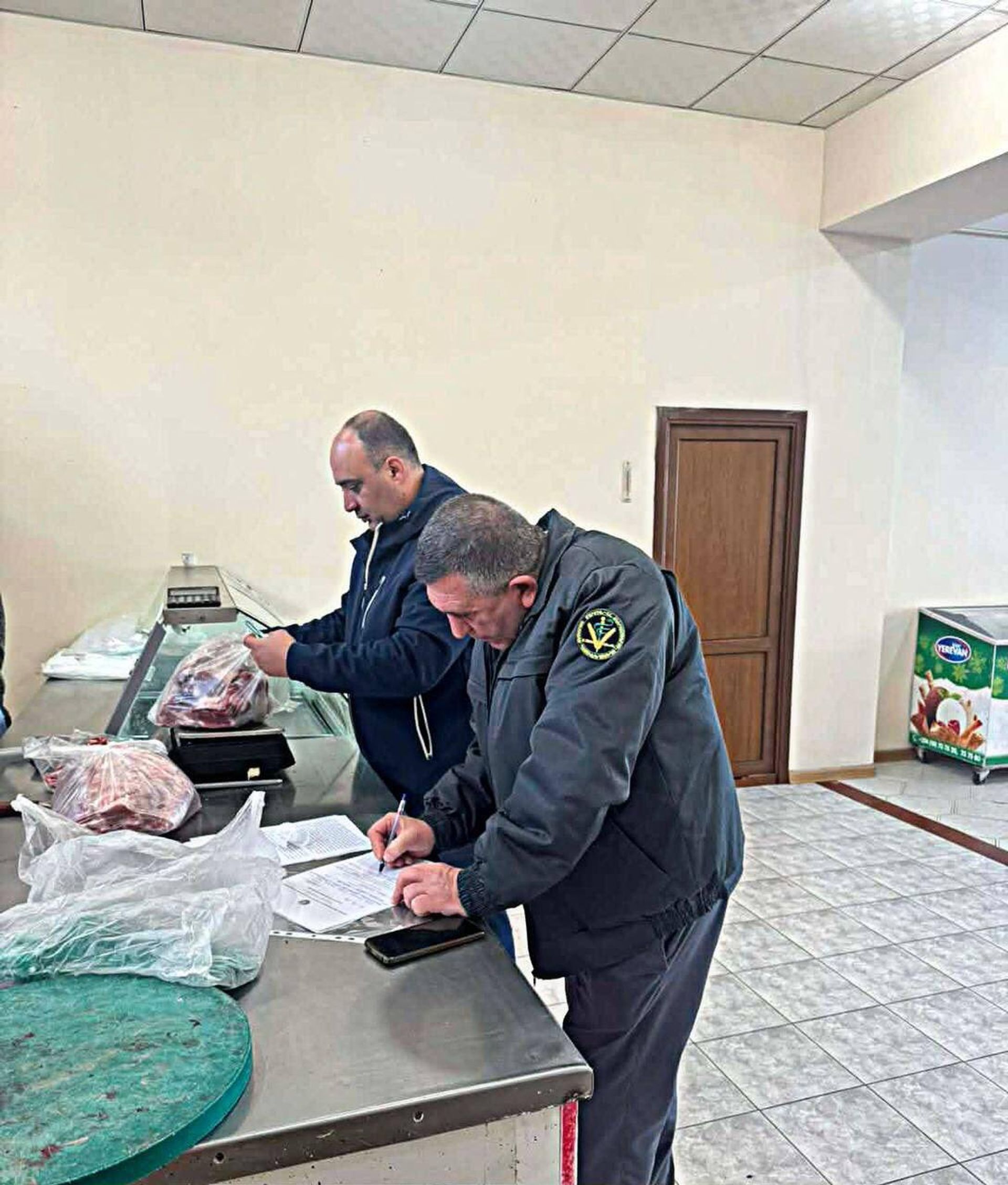 Сотрудники Инспекционного органа безопасности пищевых продуктов провели проверки в точках сбыта мяса (26 декабря 2025). Варденис - Sputnik Արմենիա, 1920, 26.12.2025