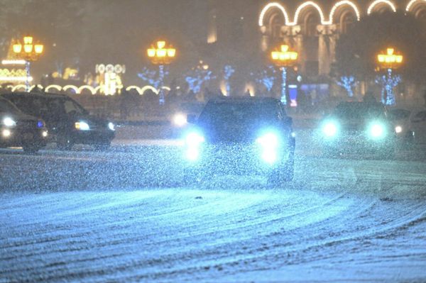 Свет фар сквозь первый снег превращает ночной Ереван в кинематографический кадр - Sputnik Армения