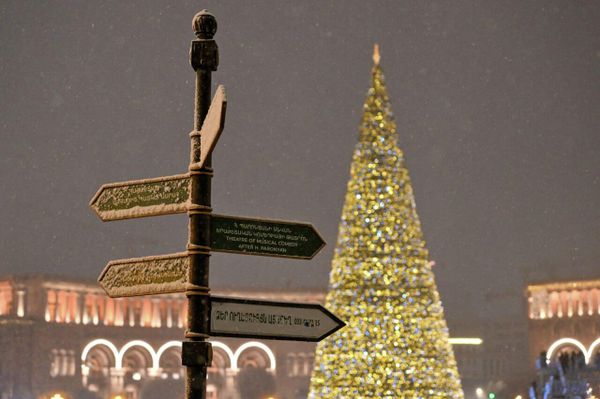 Заснеженные указатели застыли в мягком свете фонарей, а огни главной елки наполняют пространство ощущением тихого ожидания праздника - Sputnik Армения