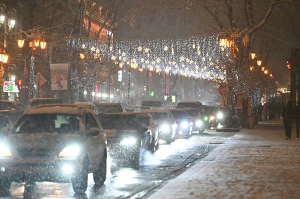 Огни улицы Абовяна в первом снегу превращают обычную пробку в праздничную гирлянду - Sputnik Армения