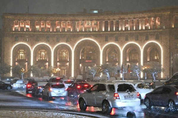 Ереванский трафик этой ночью замедлился, чтобы город успел насладиться своим первым в году свиданием с настоящим снегом - Sputnik Армения