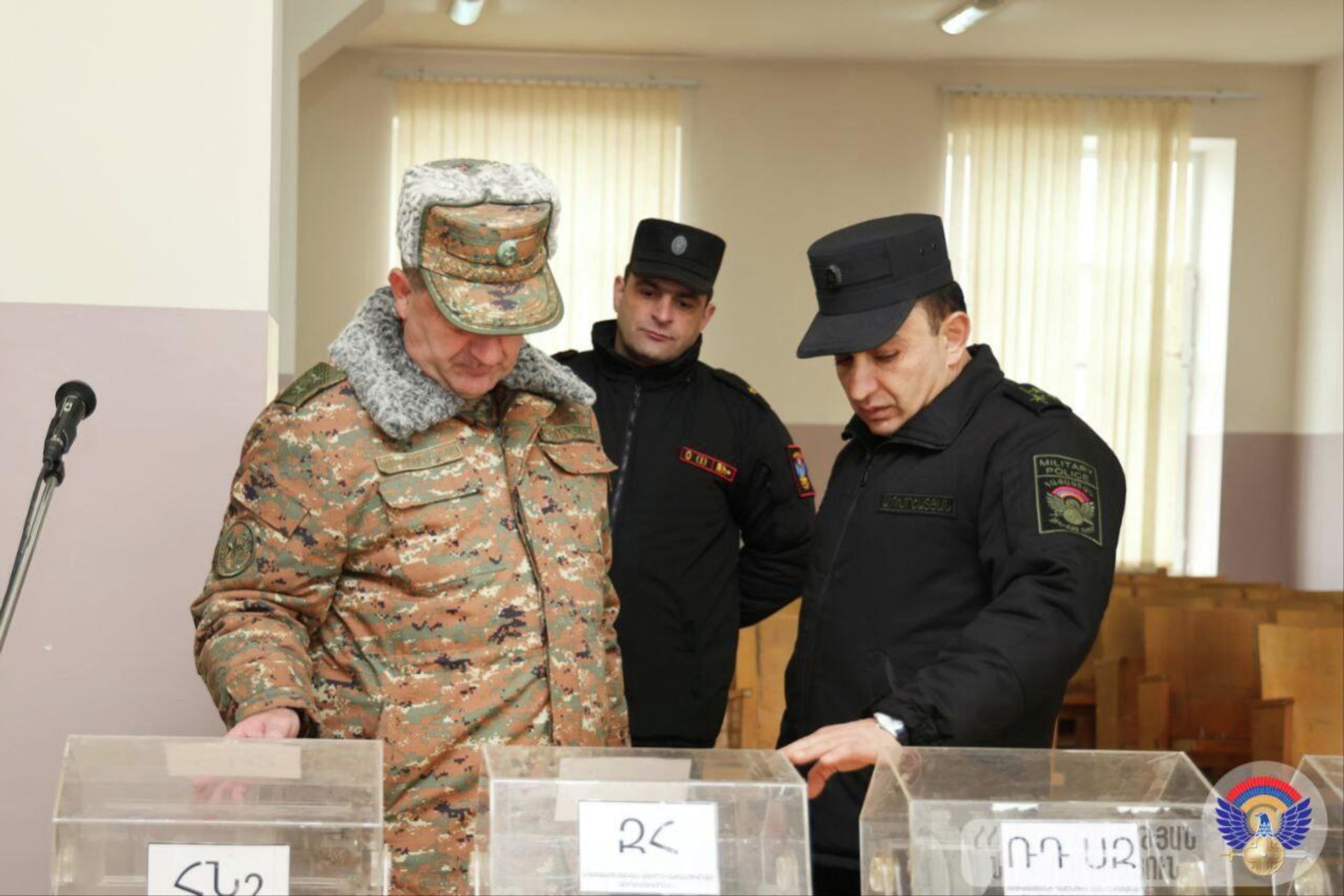 Замминистра обороны, начальник Генштаба ВС РА, генерал-лейтенант Эдуард Асрян посетил Республиканский сборный пункт в преддверии зимнего призыва (28 декабря 2025). Еревaн - Sputnik Армения, 1920, 28.12.2025